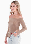 Blusa manga larga con escote off shoulder y ruedo asimétrico color café para mujer - Flashy
