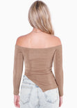 Blusa manga larga con escote off shoulder y ruedo asimétrico color café para mujer - Flashy