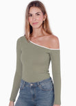 Blusa manga larga con un hombro descubierto y sesgo en contraste en escote - ALIX.VERDE