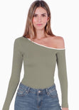 Blusa manga larga con un hombro descubierto y sesgo en contraste en escote - ALIX.VERDE