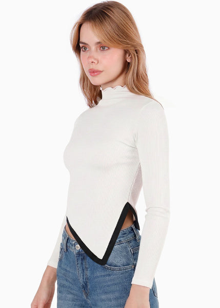 Blusa manga larga cuello alto contraste en ruedo - OPALO.MARFIL