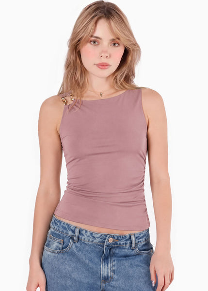 Blusa sin mangas con accesorio dorado en hombro - ALMANZA.LILA