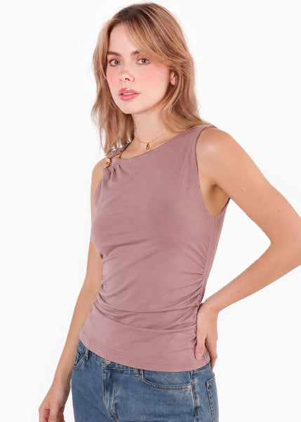 Blusa sin mangas con accesorio dorado en hombro - ALMANZA.LILA