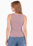 Blusa sin mangas con accesorio dorado en hombro - ALMANZA.LILA