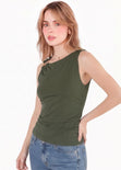 Blusa sin mangas con accesorio dorado en hombro - ALMANZA.VERDE