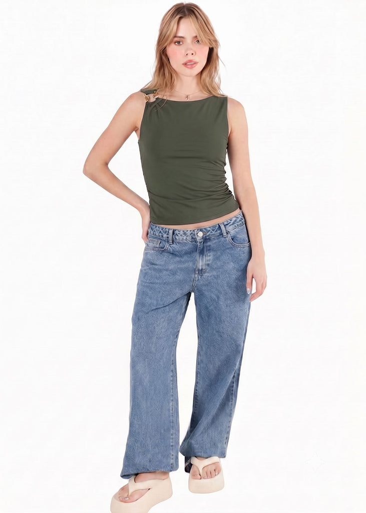 Blusa sin mangas con accesorio dorado en hombro - ALMANZA.VERDE