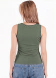 Blusa sin mangas con accesorio dorado en hombro - ALMANZA.VERDE
