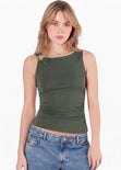 Blusa sin mangas con accesorio dorado en hombro - ALMANZA.VERDE