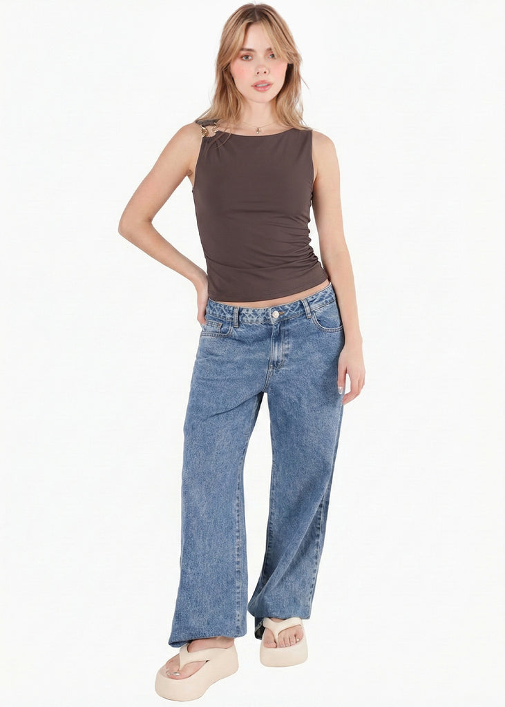 Blusa sin mangas con accesorio dorado en hombro - ALMANZA