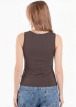 Blusa sin mangas con accesorio dorado en hombro - ALMANZA