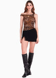 Blusa sin mangas con escote asimétrico - MAGOLA.LEOPARDO