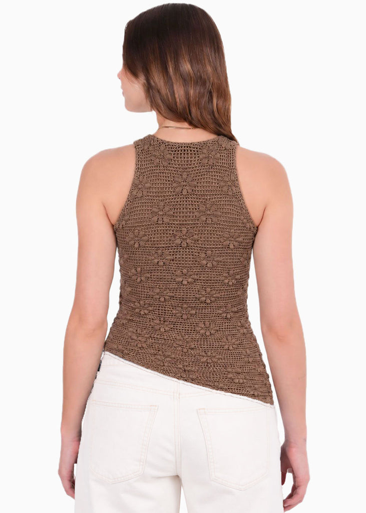 Blusa tanktop asimétrica de color café - MARESIA
