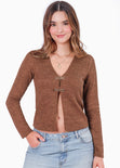 Blusa tipo cardigan con herrajes en escote color café para mujer - Flashy