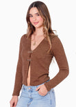 Blusa tipo cardigan con herrajes en escote color café para mujer - Flashy