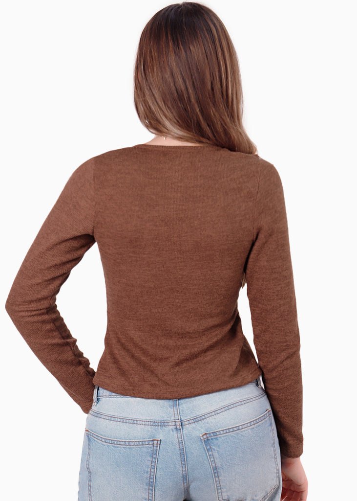 Blusa tipo cardigan con herrajes en escote color café para mujer - Flashy