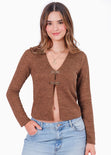 Blusa tipo cardigan con herrajes en escote color café para mujer - Flashy