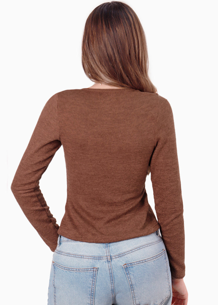 Blusa tipo cardigan con herrajes en escote color café para mujer - Flashy