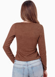Blusa tipo cardigan con herrajes en escote color café para mujer - Flashy