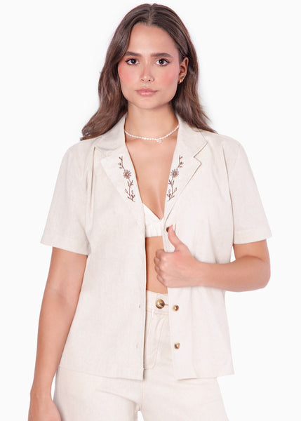 Blusa tipo sastre de lino, manga corta y con bordado en cuello - TAMIKA