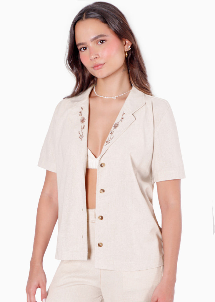 Blusa tipo sastre de lino, manga corta y con bordado en cuello  para mujer - Flashy