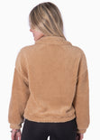 Buzo de pelo sintético con bolsillo en frente color beige, camel para mujer - Flashy