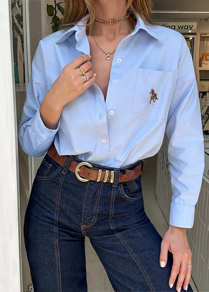 Camisa manga larga con cuello y perilla bordado en bolsillo color azul para mujer - Flashy