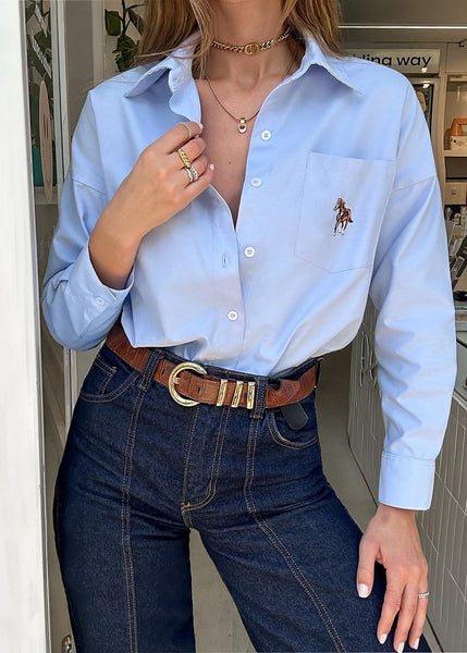 Camisa manga larga con cuello y perilla bordado en bolsillo color azul para mujer - Flashy