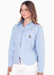 Camisa manga larga con cuello y perilla bordado en bolsillo color azul para mujer - Flashy