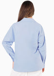 Camisa manga larga con cuello y perilla bordado en bolsillo color azul para mujer - Flashy