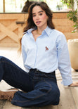 Camisa manga larga con cuello y perilla bordado en bolsillo color azul para mujer - Flashy