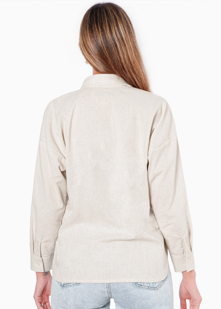 Camisa manga larga tipo lino con botones y bolsillo color beige para mujer - Flashy