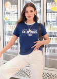 Camiseta básica con estampado “Santa Monica beach” con cuello en contraste color azul para mujer - Flashy
