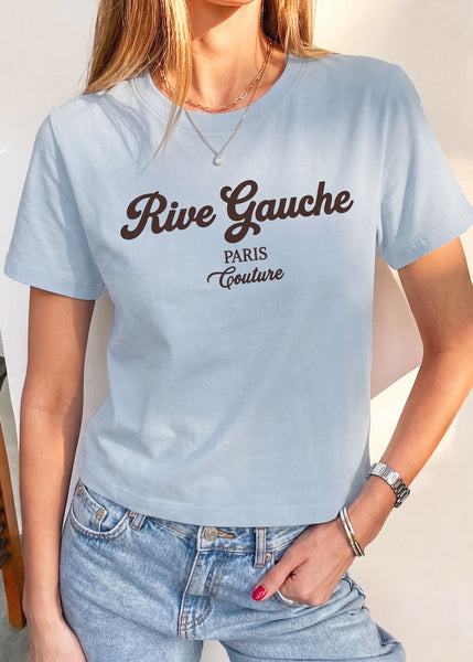 Camiseta con silueta semi oversize y con texto gráfico estampado - ALAJUELA