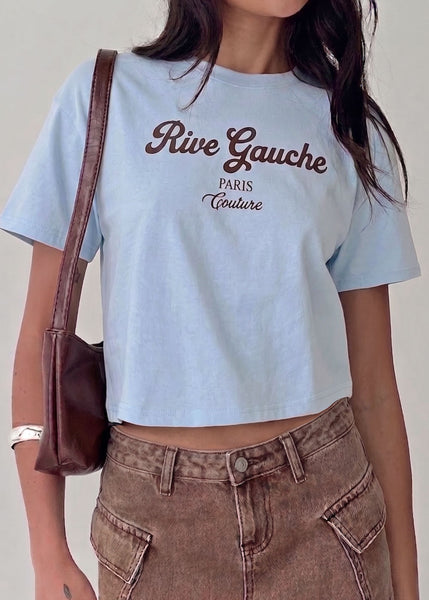 Camiseta con silueta semi oversize y con texto gráfico estampado - ALAJUELA
