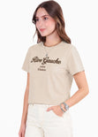 Camiseta con silueta semi oversize y con texto gráfico estampado - MANZANILLA