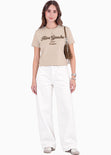 Camiseta con silueta semi oversize y con texto gráfico estampado - MANZANILLA