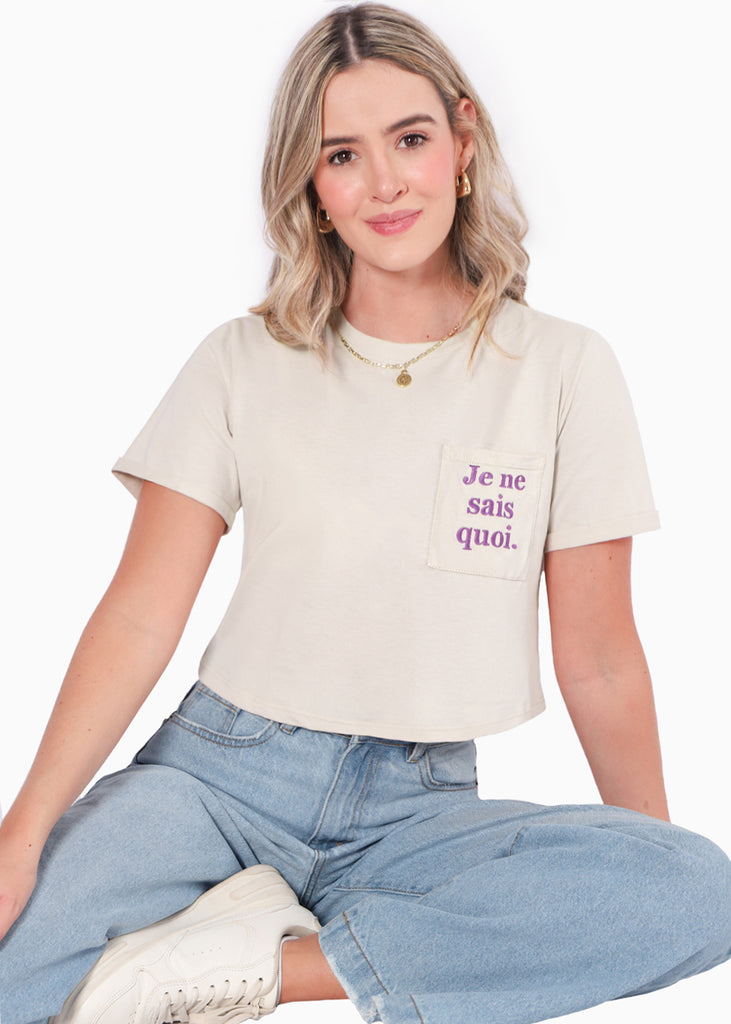 Camiseta crop con bordado en bolsillo "Je ne sais quoi"  para mujer - Flashy