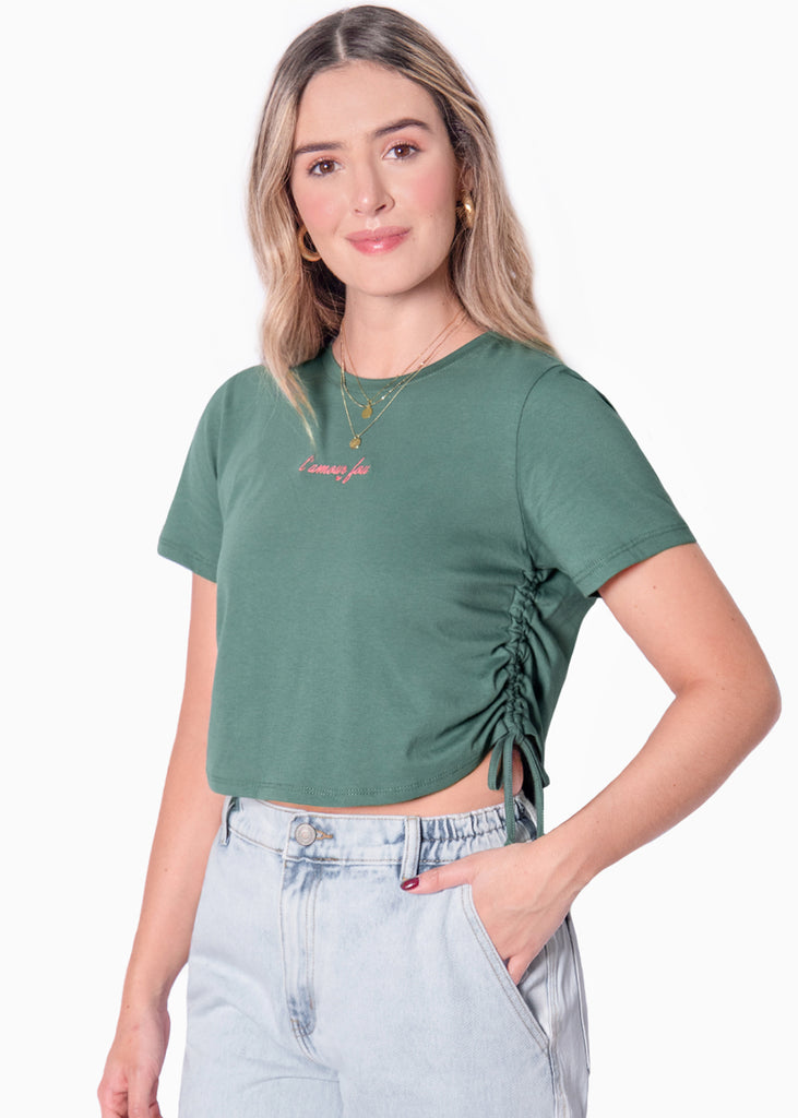 Camiseta crop estampada "L'amour fou" y recogidos en costados color verde para mujer - Flashy