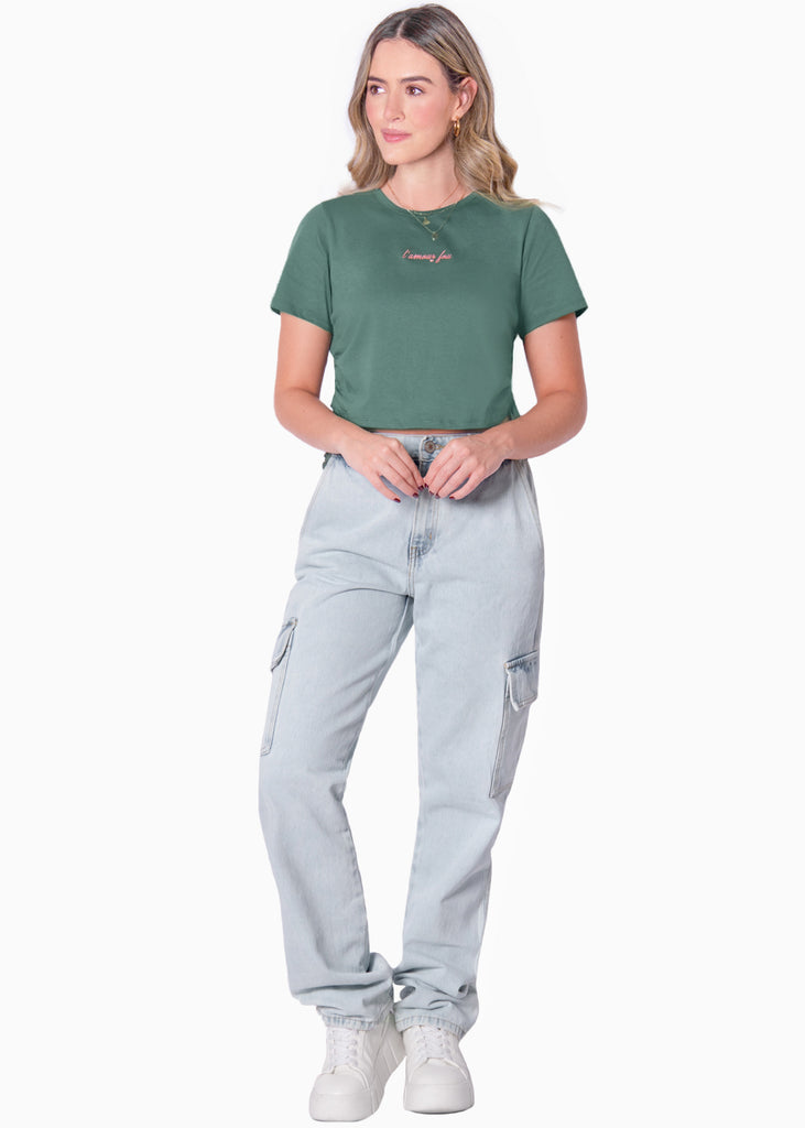 Camiseta crop estampada "L'amour fou" y recogidos en costados color verde para mujer - Flashy