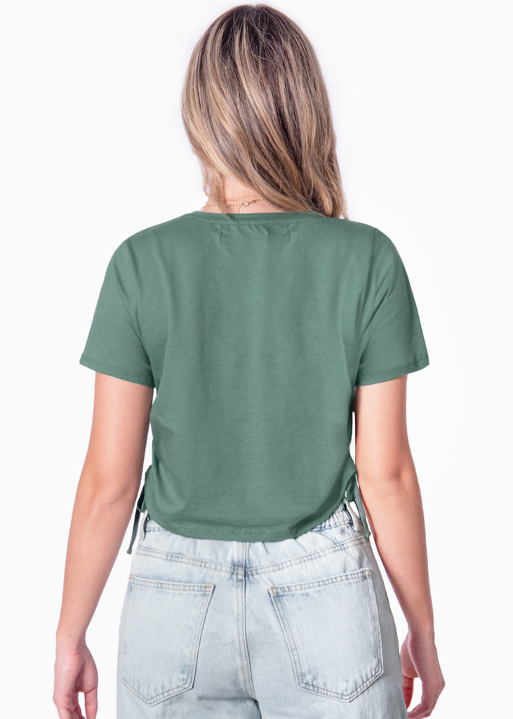 Camiseta crop estampada "L'amour fou" y recogidos en costados color verde para mujer - Flashy