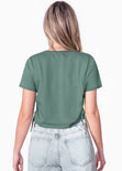Camiseta crop estampada "L'amour fou" y recogidos en costados color verde para mujer - Flashy