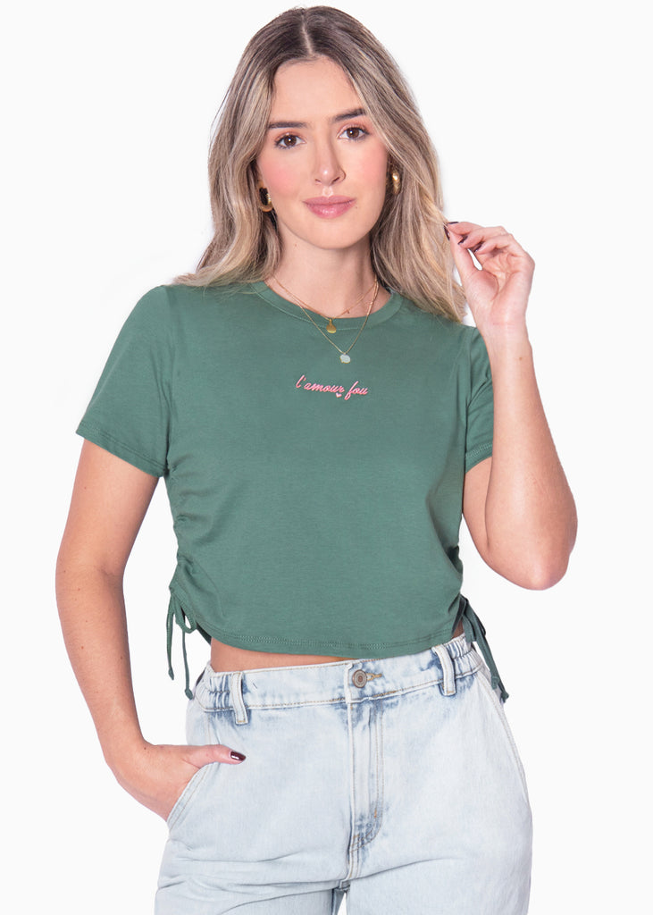 Camiseta crop estampada "L'amour fou" y recogidos en costados color verde para mujer - Flashy