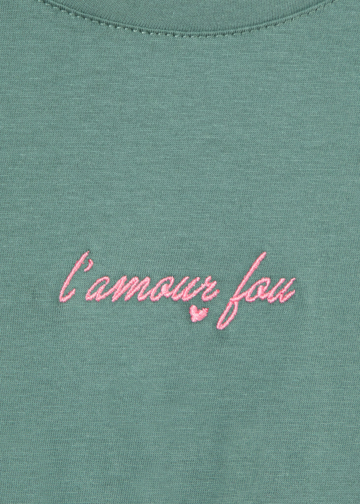 Camiseta crop estampada "L'amour fou" y recogidos en costados color verde para mujer - Flashy