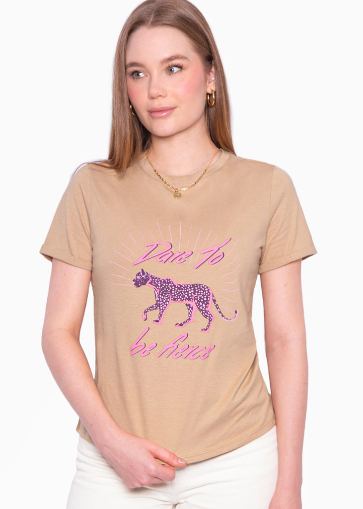 Camiseta estampada "Dare to be fierce" color beige para mujer - Flashy