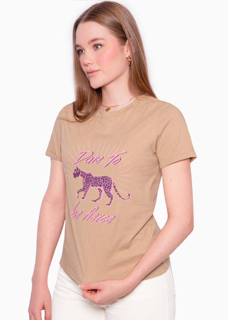 Camiseta estampada "Dare to be fierce" color beige para mujer - Flashy