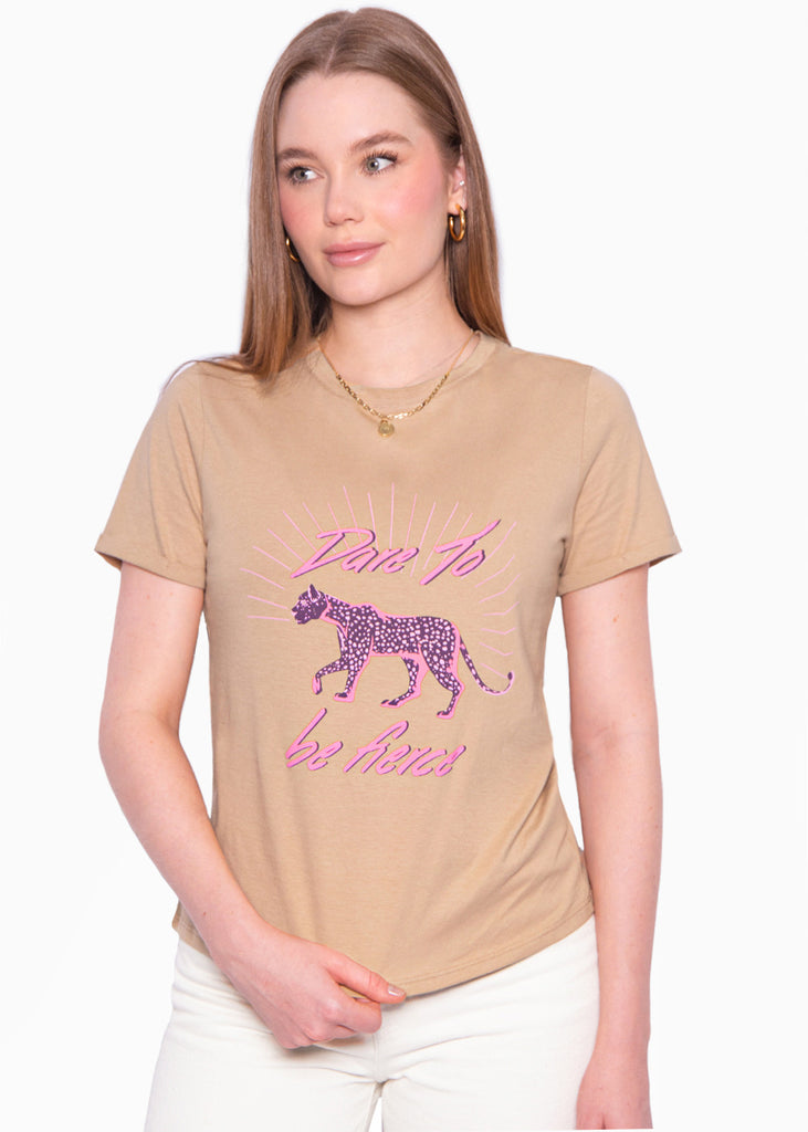 Camiseta estampada "Dare to be fierce" color beige para mujer - Flashy