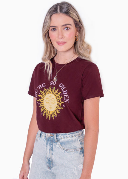 Camiseta estampada "You're so golden" color vino para mujer - Flashy