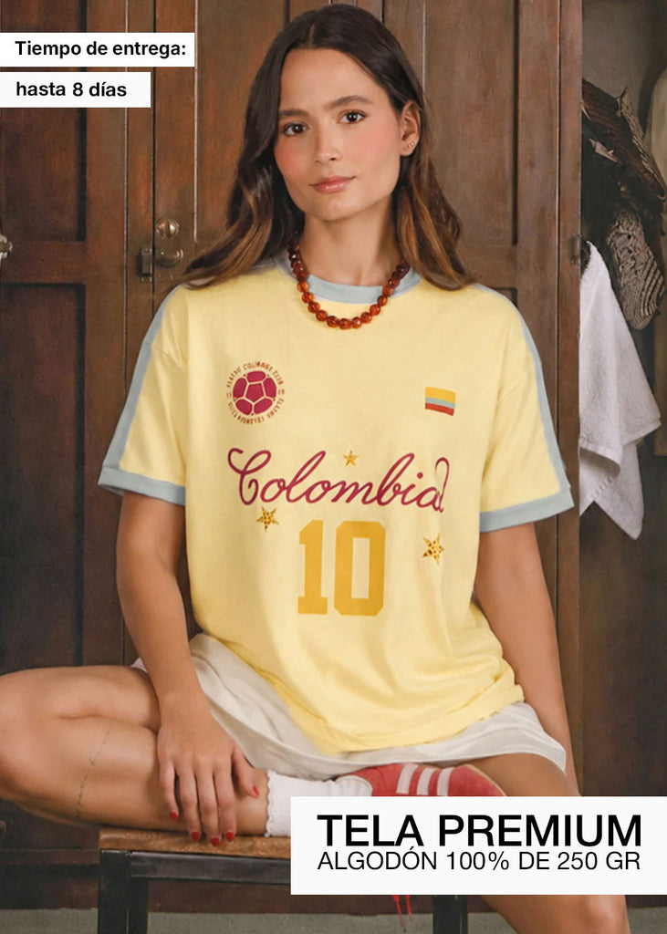 Camiseta oversize color amarillo con contraste azul en cuello, puños y hombros - PREMIUM.COLOMBIA