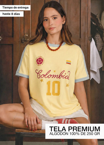 Camiseta oversize color amarillo con contraste azul en cuello, puños y hombros - PREMIUM.COLOMBIA
