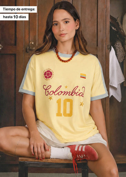 Camiseta oversize color amarillo con contraste azul en cuello, puños y hombros - COLOMBIA